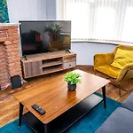 Benedon House Near Nec And B\'Ham Airport With Driveway