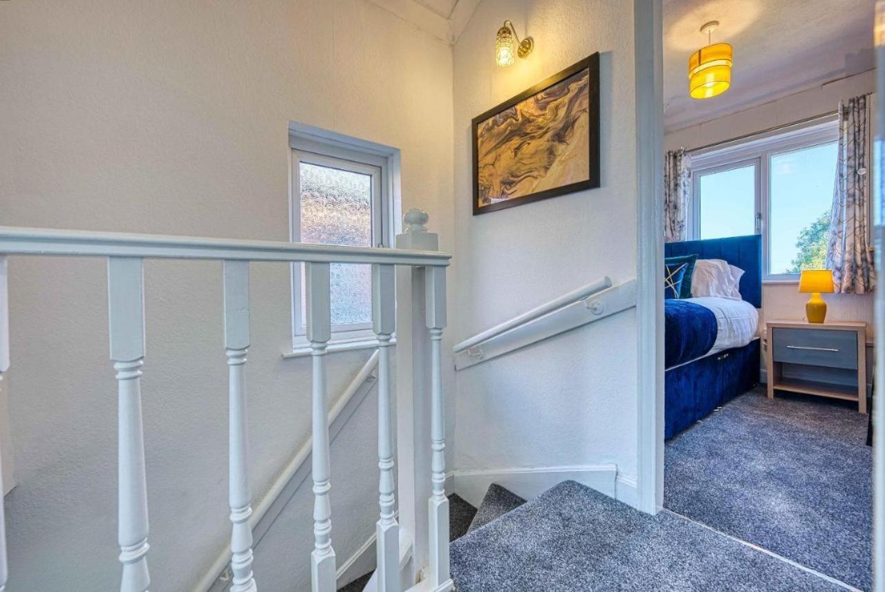 Benedon House Near Nec And B'ham Airport With Driveway Apartment