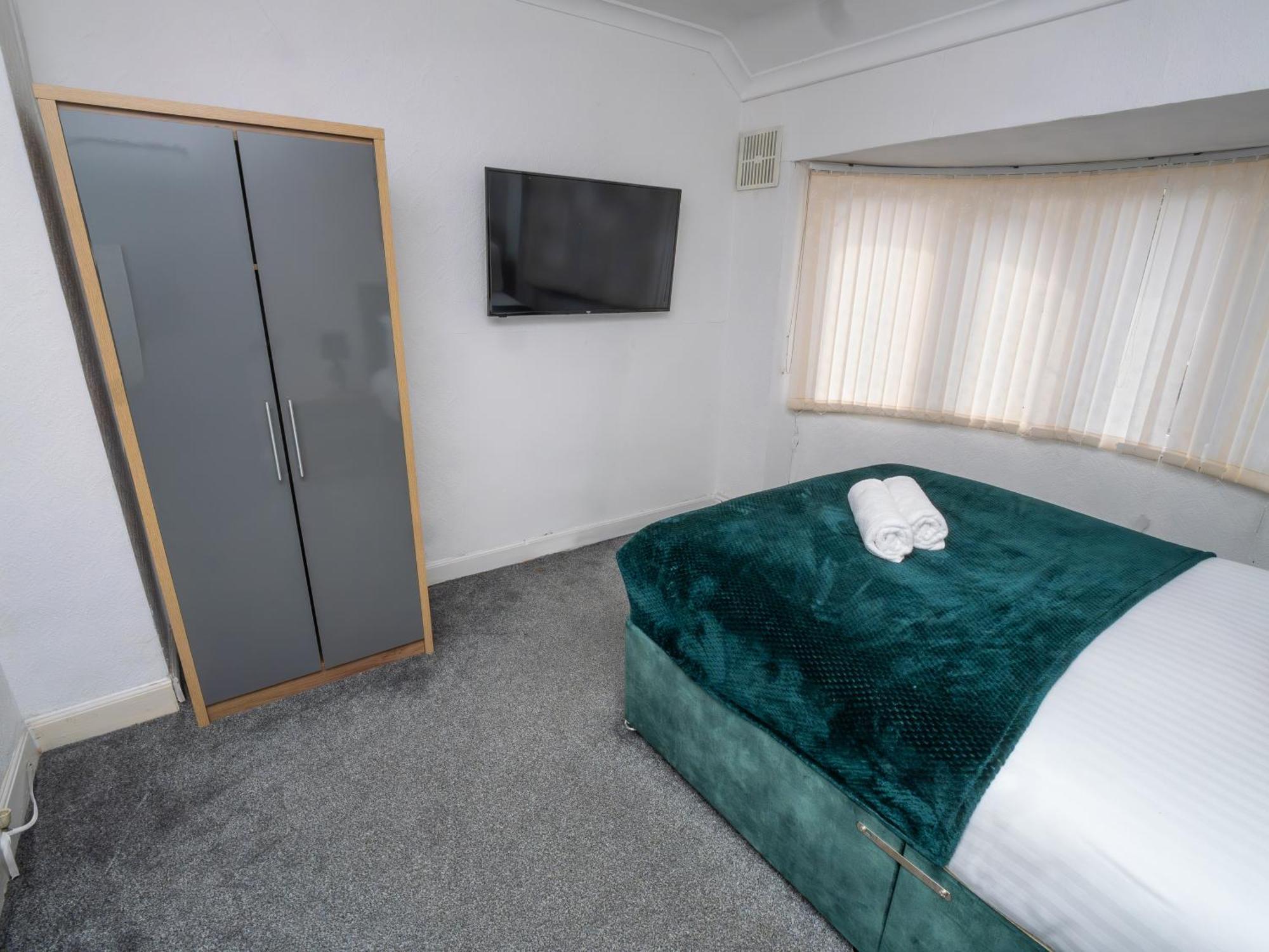 Apartment Benedon House Near Nec And B'ham Airport With Driveway *