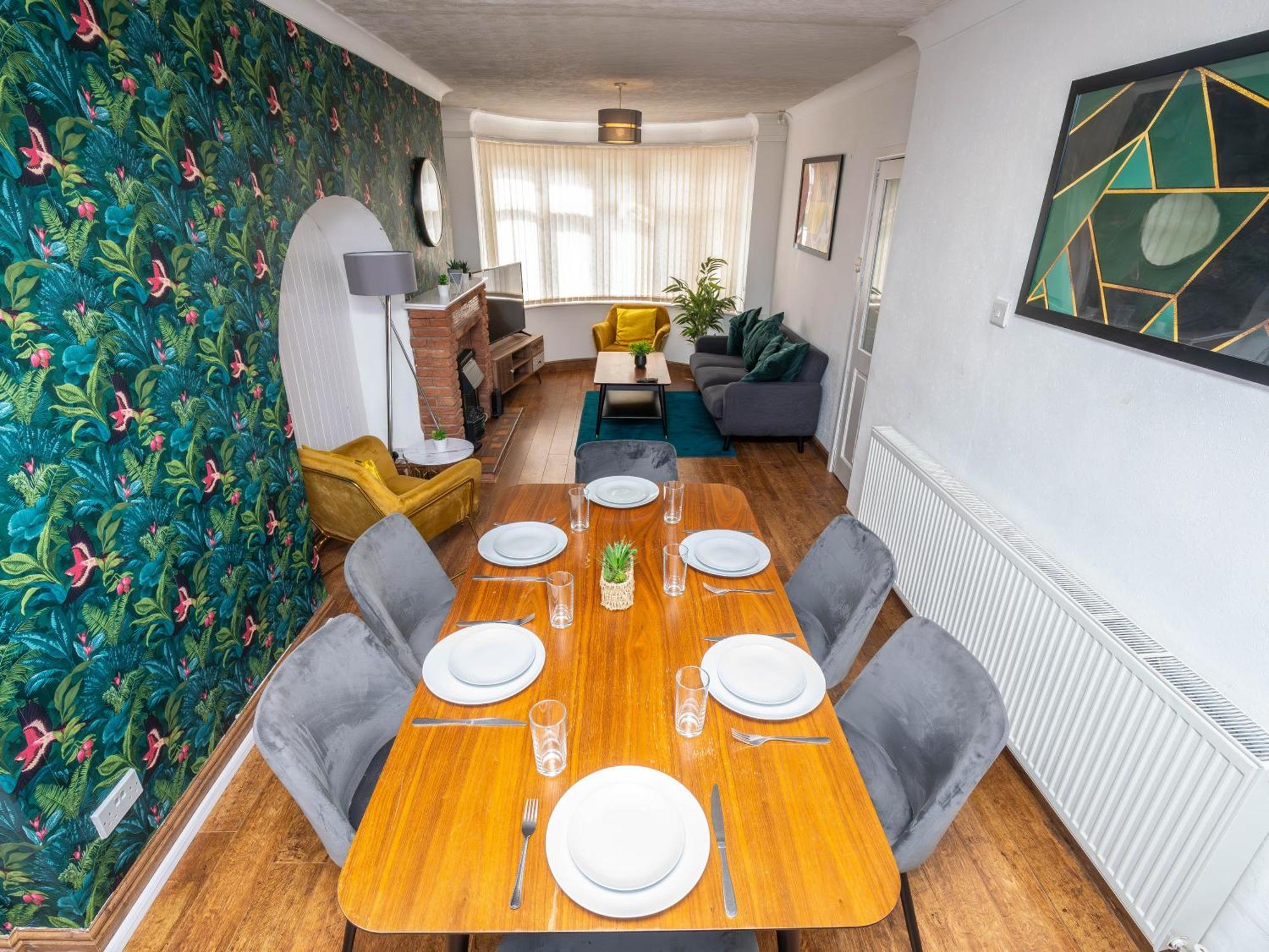 Benedon House Near Nec And B'ham Airport With Driveway Apartment