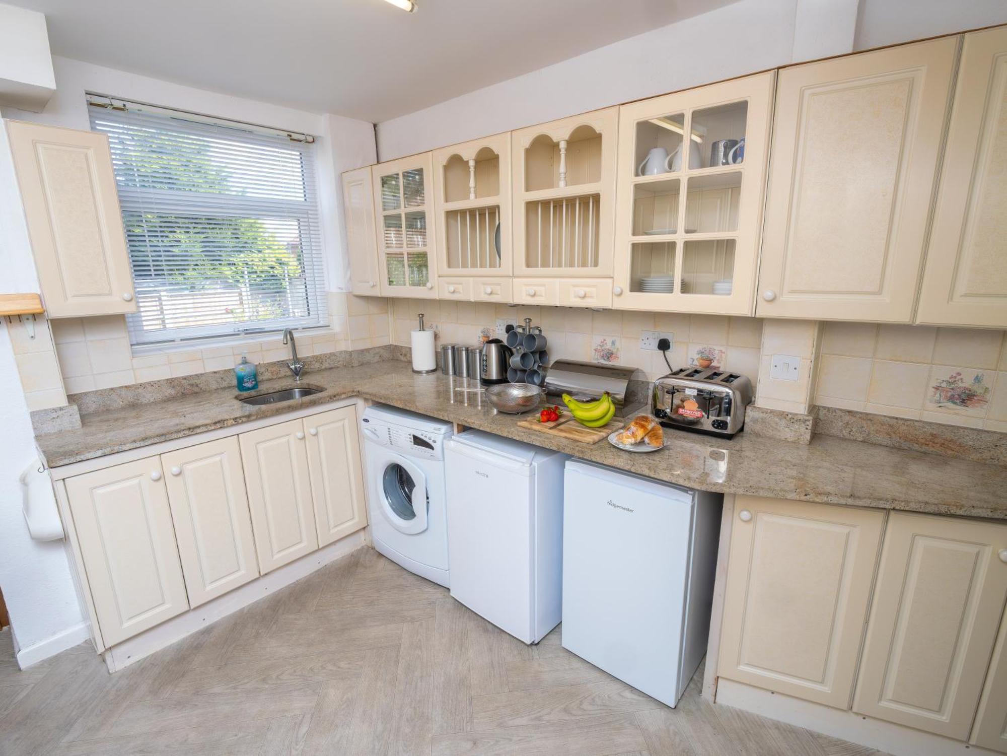 Benedon House Near Nec And B'ham Airport With Driveway *