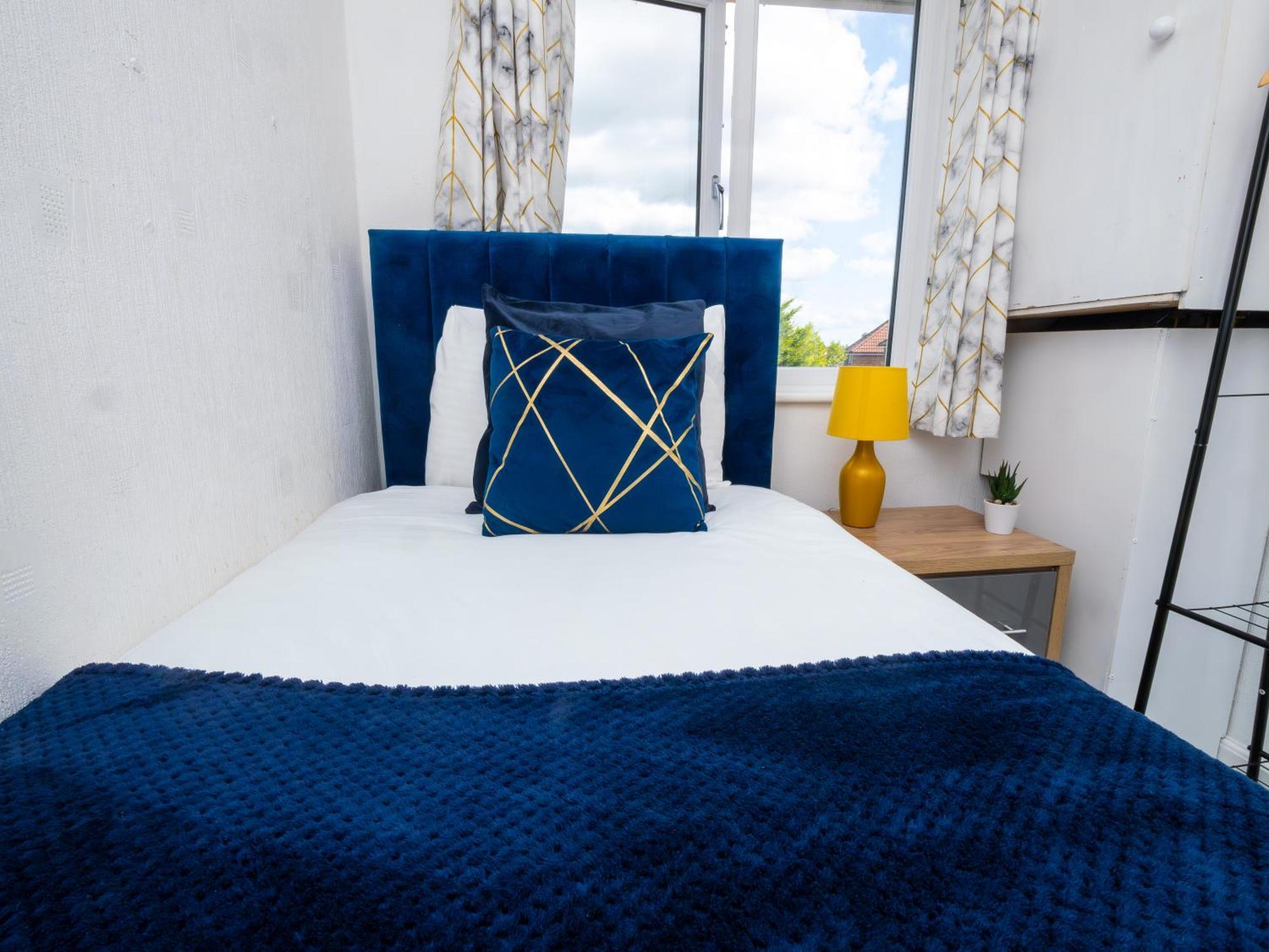 Benedon House Near Nec And B'ham Airport With Driveway Apartment
