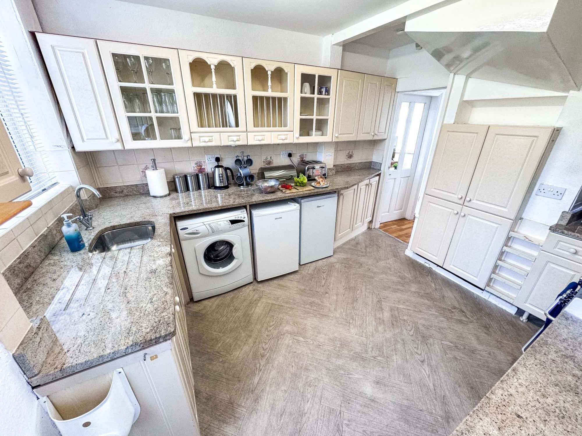 Benedon House Near Nec And B'ham Airport With Driveway Apartment